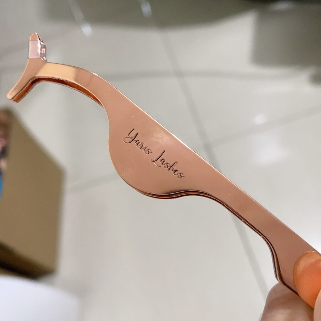 gold eyelash tweezer